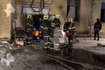 На юго-востоке Москвы загорелся подъезд жилого дома