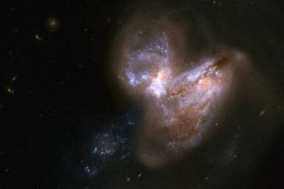 NASA опубликовало редкие снимки слияния галактик