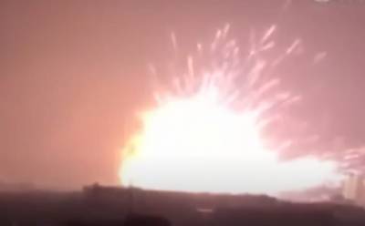 Мощный взрыв на заводе заставил паниковать целый город: в небо поднялся огненный столб - драматические кадры