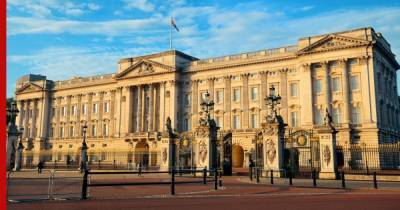 Сотрудник Букингемского дворца украл редкие предметы на сумму до £100 тыс.