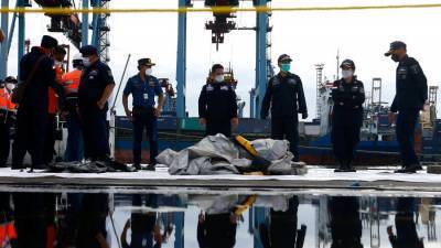 Индонезийские спасатели обнаружили фрагменты тел после крушения Boeing