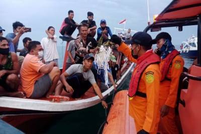 Спасатели нашли фрагменты тел находившихся на борту индонезийского Boeing