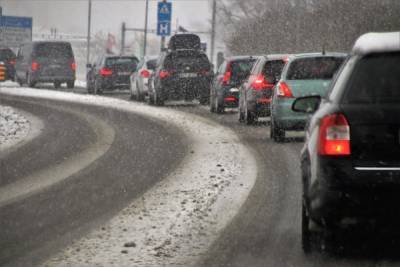 В Японии из-за снегопада образовался затор из тысячи автомобилей