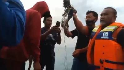 Индонезийские спасатели нашли в море останки тел погибших в авиакатастрофе