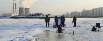 В Северной столице за выход на лед оштрафовали 10 рыбаков