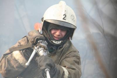 Потолок рухнул в частном доме в пожаре под Новосибирском: чудом спаслись 12 человек