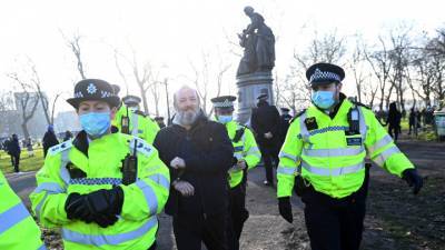Британские covid-диссиденты продолжают нападать на полицию
