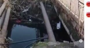 Пользователи соцсети призвали мэрию очистить речку и обезопасить мост в Махачкале