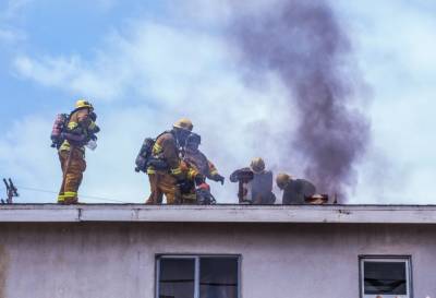 Полицейские поймали выпрыгнувшего из окна горящей квартиры ребенка