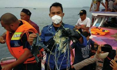На месте крушения индонезийского «Боинга» нашли обломки самолета и тела погибших