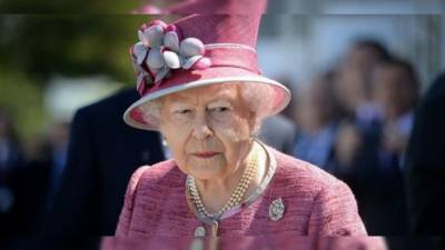 Королева Елизавета получила прививку от коронавируса