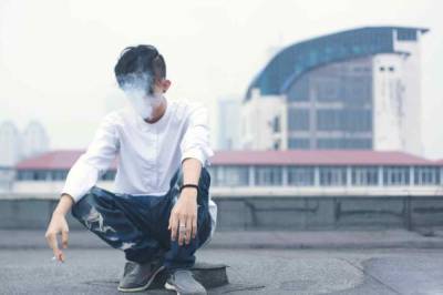 Нарколог Зыков дал советы тем, кто планирует бросить курить с Нового года