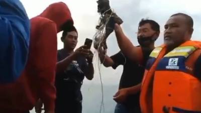Индонезийские СМИ опубликовали кадры с места крушения пассажирского Boeing