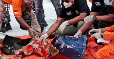Крушение самолета в Индонезии: в море нашли части тел погибших и обломки самолета