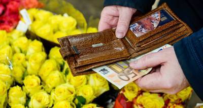 Деньги каждому: Русский союз Латвии предлагает обсудить безусловный базовый доход