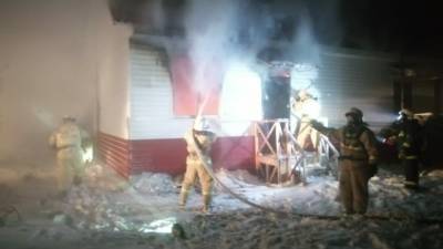 При пожаре в Омской области погибли мужчина и ребёнок