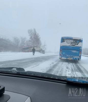 На выезде из Кемерова образовалось большая пробка из-за ДТП