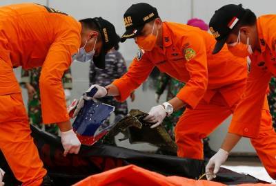 В Яванском море обнаружили фрагменты тел и обломки разбившегося самолета Sriwijaya Air