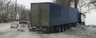 В Новосибирске на Бердском шоссе фура перекрыла проезд