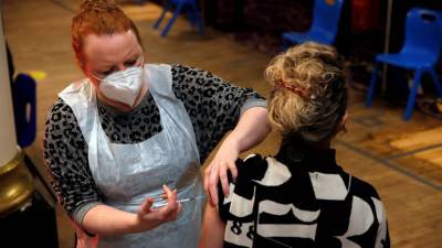 Министр здравоохранения рассказал о темпах вакцинации в Британии