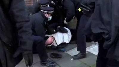 В Лондоне недовольные жесткими карантинными мерами провели акцию протеста