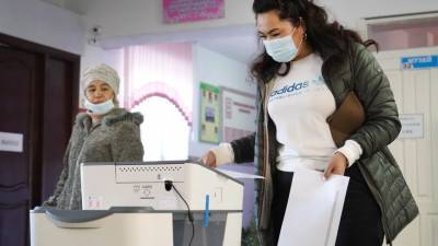ЦИК: Явка на выборах президента Кыргызстана к середине голосования составила 18,56%