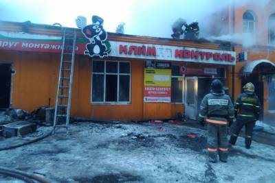 Для тушения магазина в Тверской области понадобилась помощь спасателей из других городов