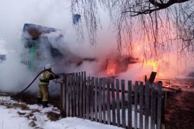 Житель Башкирии обгорел в сильном пожаре, разжигая печь