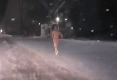 Проспорил или сошел с ума. Жители Тверской области обсуждают пробежку голого мужчины
