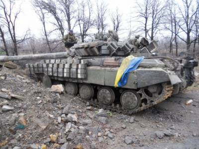 Украинские силовики отрабатывают танковые маневры на луганском направлении