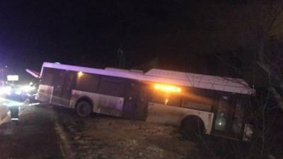 Автобус съехал в кювет и перевернулся в Подмосковье