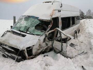 В Башкирии на трассе столкнулись два микроавтобуса с пассажирами, погибли женщина и ребёнок