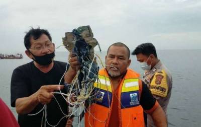 В Индонезии нашли останки пассажиров и черные ящики разбившегося самолета