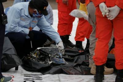 Спасатели нашли черные ящики разбившегося индонезийского самолета