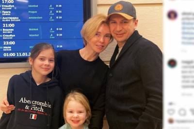 Покидающий с семьей Россию Алексей Ягудин станцевал в аэропорту