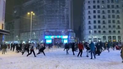 Полиция разогнала участников масштабной снежной битвы в центре Мадрида