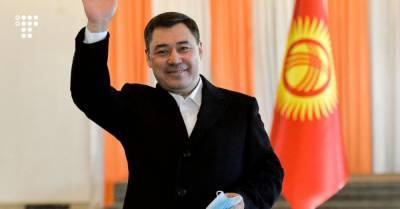 В Кыргызстане проходят досрочные выборы президента и референдум. Фаворит — освобожденный из тюрьмы политик