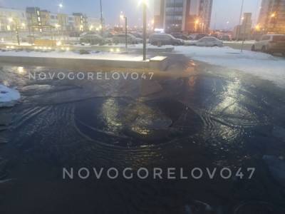 Перекресток в Новогорелово превратился в озеро после прорыва трубы