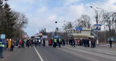 Против высоких тарифов: на Харьковщине люди снова перекрыли трассу (ФОТО)