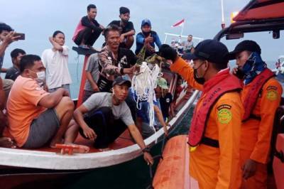 Крушение самолета в Индонезии: спасатели обнаружили черные ящики и фрагменты тел