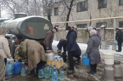 Украинские военные привезли запас питьевой воды жителям Донецкой области. Фото