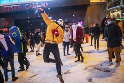 Жители Мадрида устроили массовую игру в снежки и были разогнаны полицией