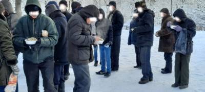 Бездомным Петрозаводска на Новый год подарили теплые вещи и сладости (ФОТО)