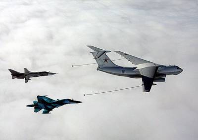 Истребители ВС РФ отработали дозаправку в воздухе на скорости 700 км/ч