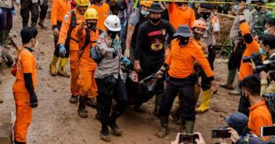 Беда не ходит одна: в Индонезии масштабный оползень, есть погибшие (ФОТО)