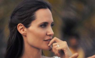 Анджелина Джоли наплевала на приличие, засветив упругий бюст в глубоком декольте: «Чудесная кошечка»