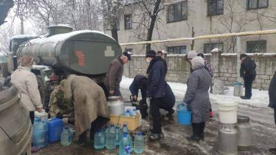 Прифронтовой Торецк неделю без водоснабжения: воду населению привезли военные