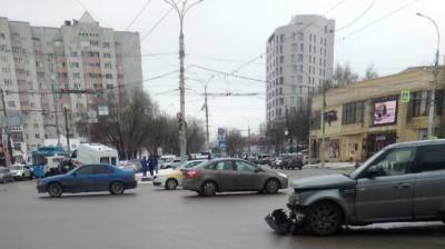 На оживлённом перекрёстке в центре Воронежа столкнулись скорая и иномарка