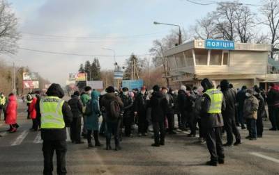 В Харьковской области протестуют из-за тарифов на газ. Люди перекрыли трассу