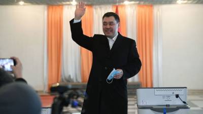 Экс-премьер Киргизии уверенно лидирует на выборах президента страны